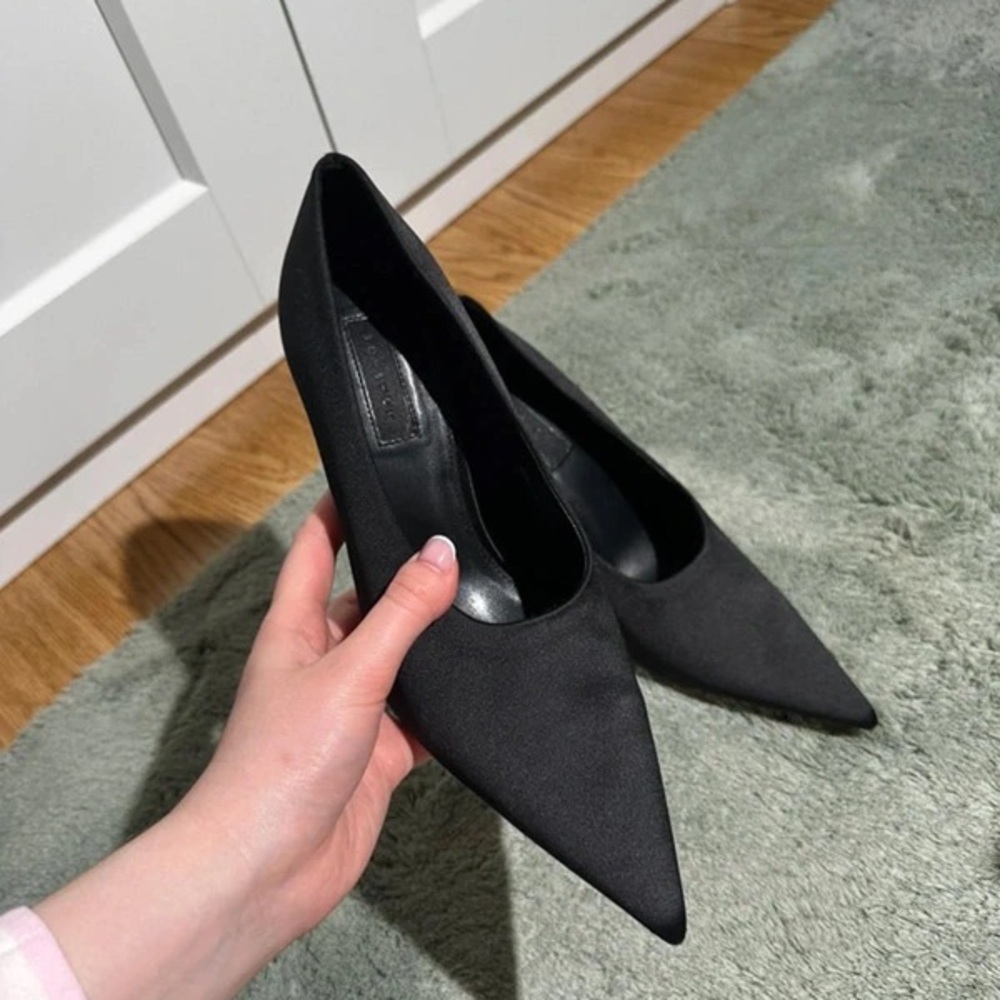 Chic Black Pointed Toe Heels